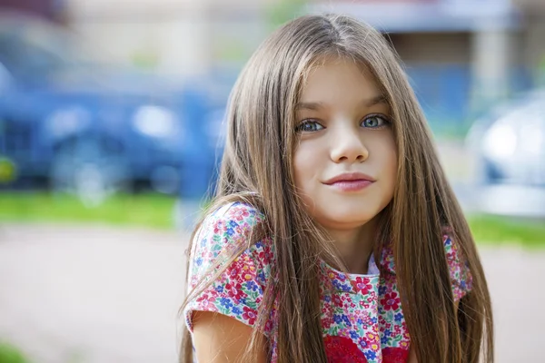 Beautifal liten flicka i parken hösten — Stockfoto