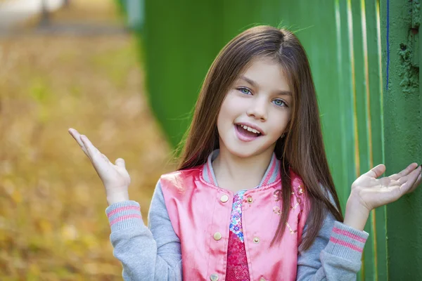 Hermosa niña en el parque de otoño —  Fotos de Stock