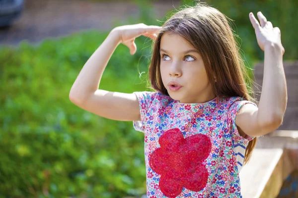 Beautifal liten flicka i parken hösten — Stockfoto