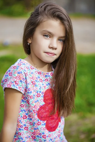 Hermosa niña en el parque de otoño — Foto de Stock