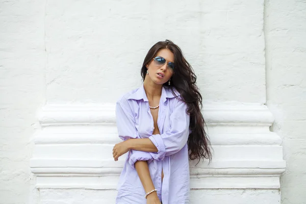 Retrato de moda de la joven modelo morena posando junto a la pared —  Fotos de Stock