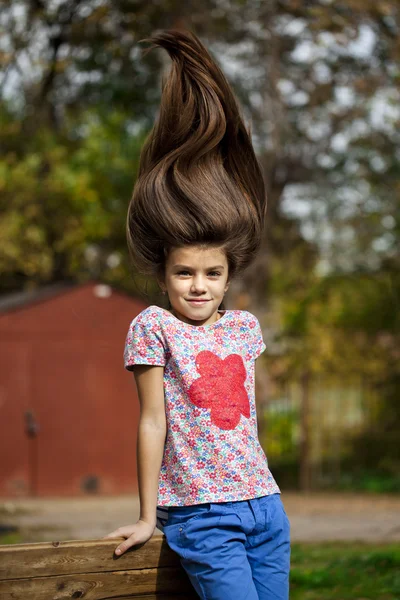 Menina bonita no parque de outono — Fotografia de Stock