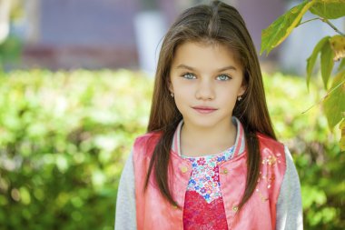 Yaz Şehir Parkı yeşil arka plan üzerinde güzel küçük kız