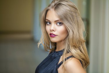 Çekici bir sarışın kadının portresi.