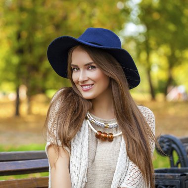 Portre yakın çekim genç güzel sarışın kız