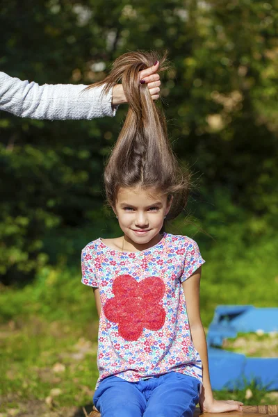 Beautifal liten flicka i parken hösten — Stockfoto