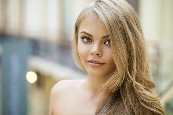 Retrato de atractiva Joven mujer rubia —  Fotos de Stock