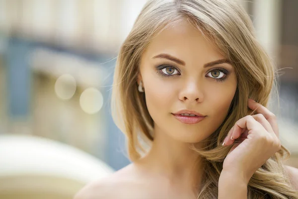 Portret atrakcyjnej młodej blondynki — Zdjęcie stockowe