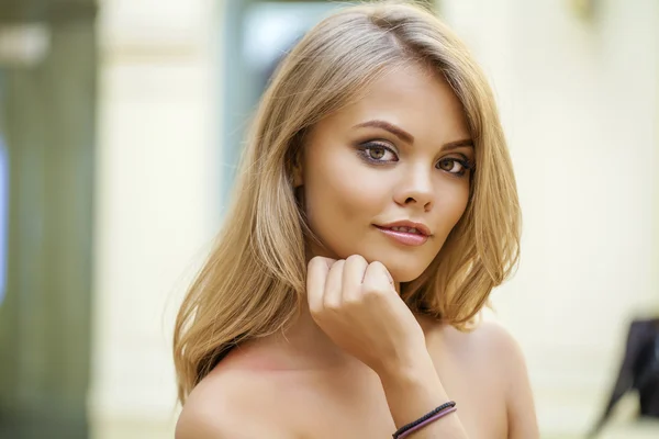 Portret van aantrekkelijke jonge blonde vrouw — Stockfoto