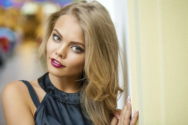 Portrait of attractive young blonde woman — Stock Photo, Image
