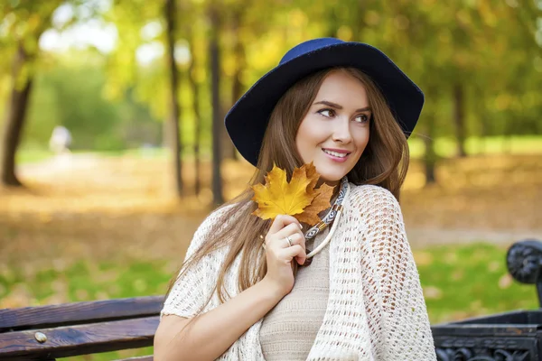 Portrét detailní záběr mladá krásná blondýnka — Stock fotografie