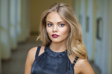 Çekici bir sarışın kadının portresi.