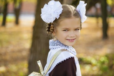 Bir güzel genç birinci sınıftan bir festival okul u'portresi