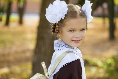 Bir güzel genç birinci sınıftan bir festival okul u'portresi