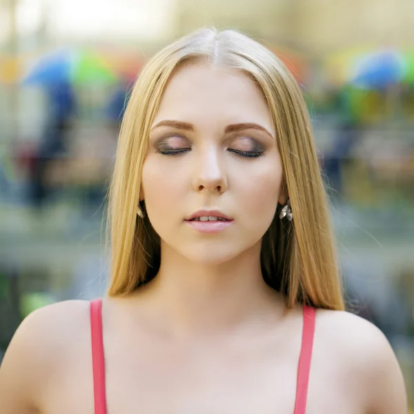 Retrato de atractiva Joven mujer rubia — Foto de Stock