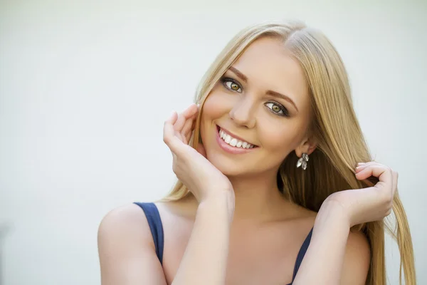 Portrait of attractive young blonde woman — Stock Photo, Image