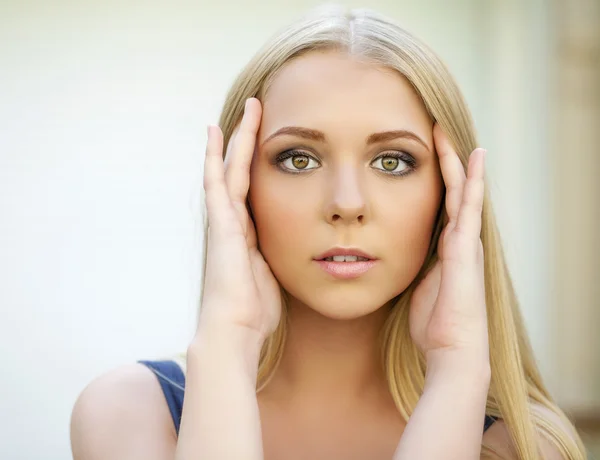 Porträtt av attraktiv ung blond kvinna — Stockfoto