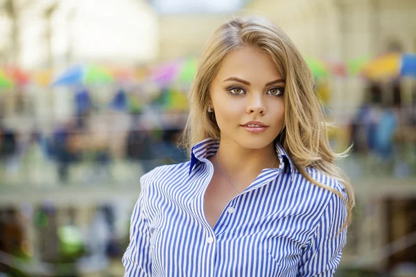 Porträtt av en vacker blondin i en blå randig skjorta — Stockfoto