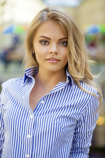 Retrato de una hermosa rubia con una camisa de rayas azules — Foto de Stock