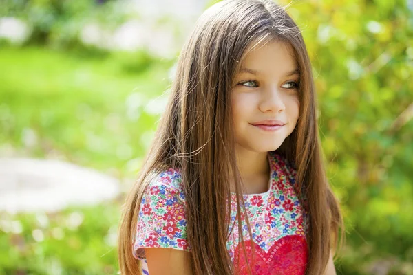 Sweet little girl outdoors — Stock Photo, Image