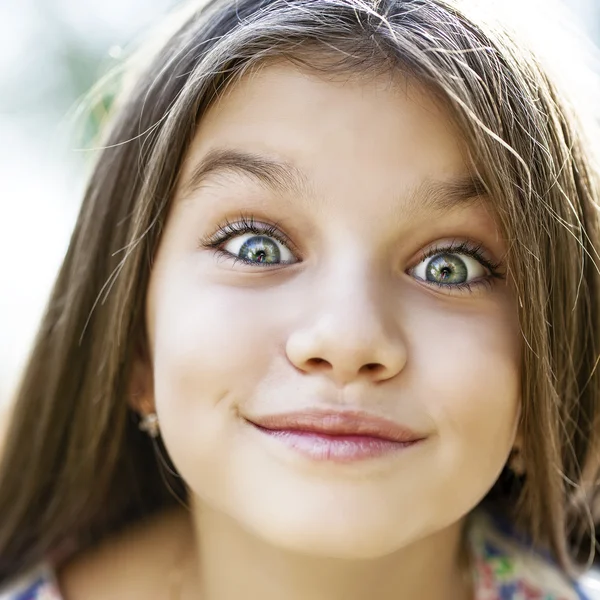 Süßes kleines Mädchen im Freien — Stockfoto