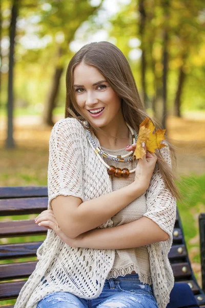Portre yakın çekim genç güzel sarışın kız — Stok fotoğraf