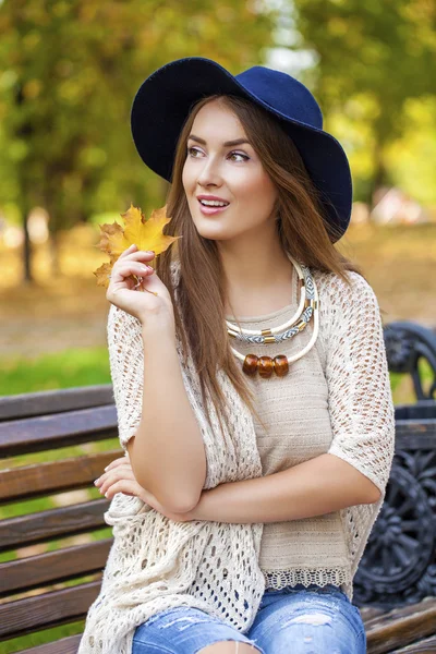 Porträt aus nächster Nähe von jungen schönen blonden Mädchen — Stockfoto