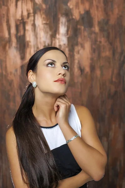 Retrato de belleza de una joven morena, aislada sobre fondo gris — Foto de Stock