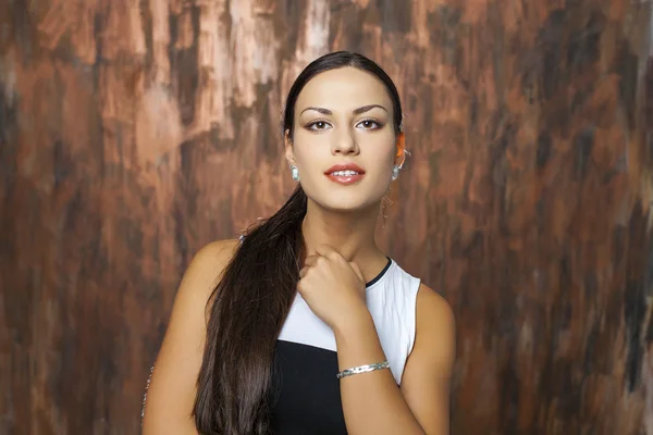 Beauty porträtt av ung brunett kvinna, isolerad på grå bakgrunds — Stockfoto