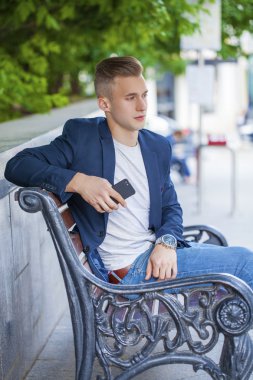 Sakin yakışıklı yaz sokak arka plan üzerinde