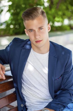 Sakin yakışıklı yaz sokak arka plan üzerinde