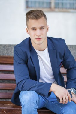 Sakin yakışıklı yaz sokak arka plan üzerinde