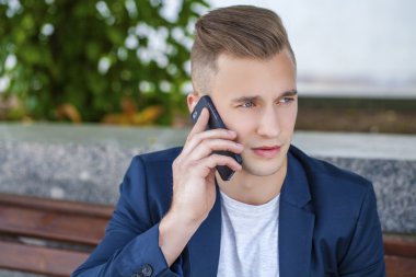 Genç erkekler telefon ederken