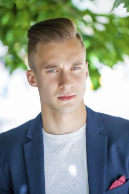 Sakin yakışıklı yaz sokak arka plan üzerinde