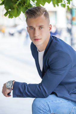 Sakin yakışıklı yaz sokak arka plan üzerinde