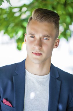 Sakin yakışıklı yaz sokak arka plan üzerinde