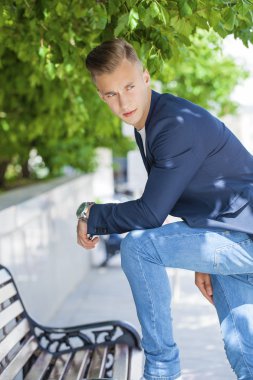 Sakin yakışıklı yaz sokak arka plan üzerinde