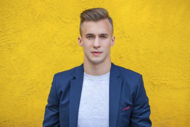 Sakin yakışıklı yaz sokak arka plan üzerinde