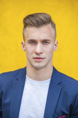 Sakin yakışıklı yaz sokak arka plan üzerinde