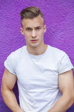 Sakin yakışıklı yaz sokak arka plan üzerinde