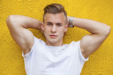 Sakin yakışıklı yaz sokak arka plan üzerinde