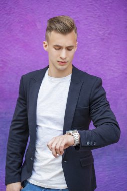 Sakin yakışıklı yaz sokak arka plan üzerinde