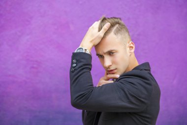 Sakin yakışıklı yaz sokak arka plan üzerinde