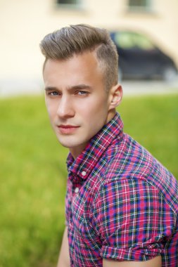 Sakin ol yakışıklı yaz arka plan üzerinde ekose gömlekli str