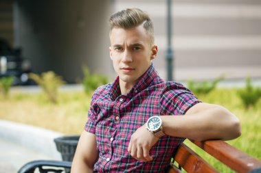 Sakin ol yakışıklı yaz arka plan üzerinde ekose gömlekli str