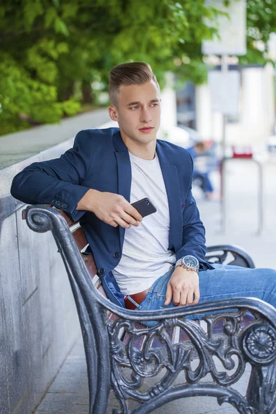 Sakin yakışıklı yaz sokak arka plan üzerinde