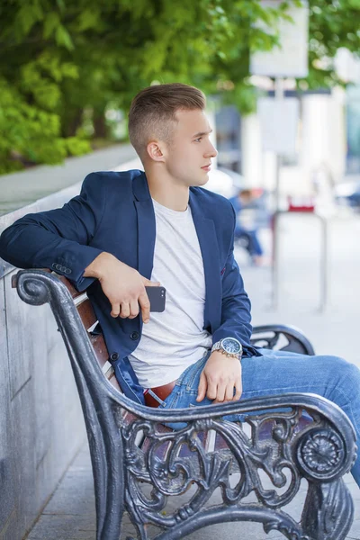 Kalm knappe man op de achtergrond van de zomer straat — Stockfoto