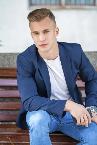 Sakin yakışıklı yaz sokak arka plan üzerinde