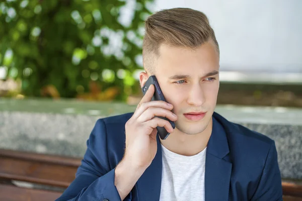 Fiatal férfiak hívása telefonon — Stock Fotó