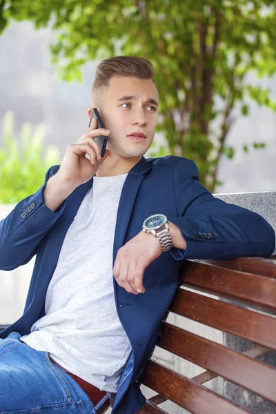 Jonge mannen vragen per telefoon — Stockfoto